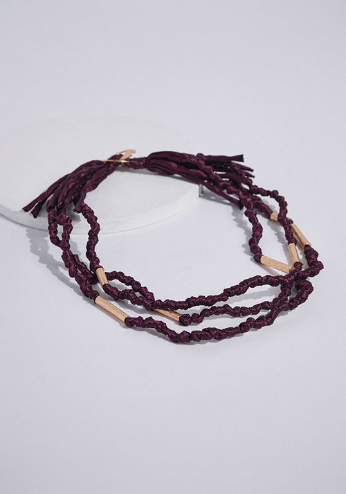 Collar de cordones textiles anudados y piezas metálicas