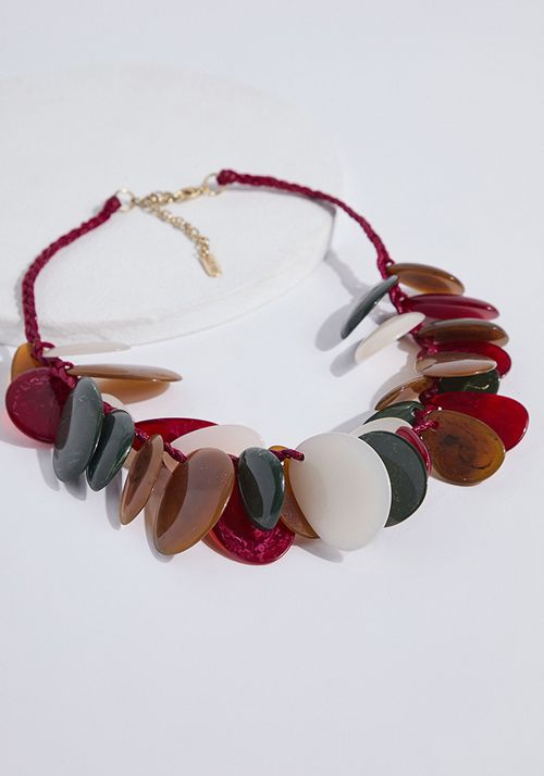 Collar de resina con piezas irregulares