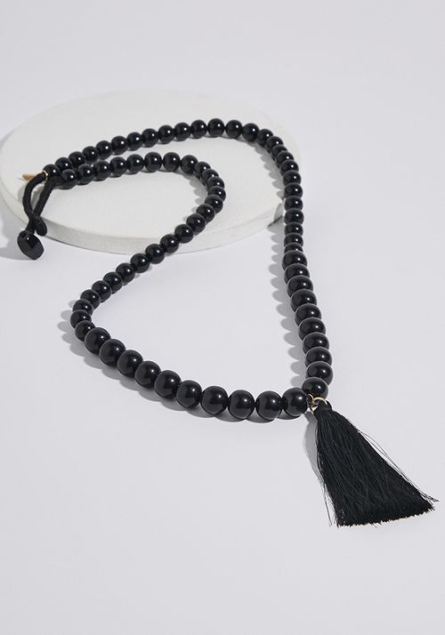 Collar de mostacillas y pompon