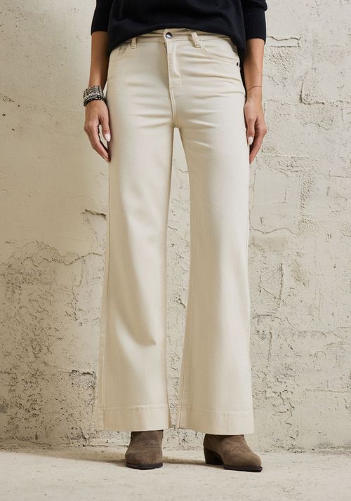 Pantalón Doble pespunte en costados.