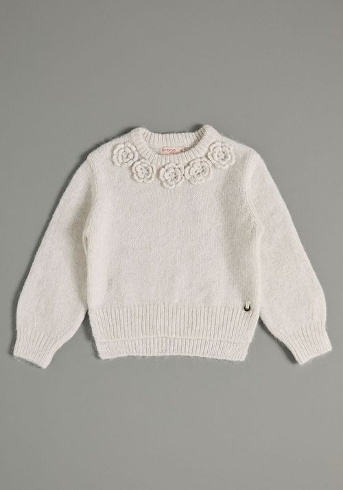 Sweater con flowers de crochet en el cuello