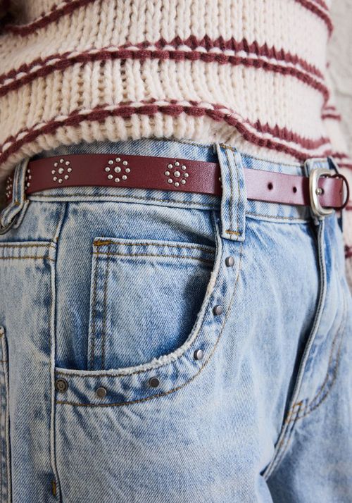 Cinturón de cuero con detalles de flores metálicas cuero