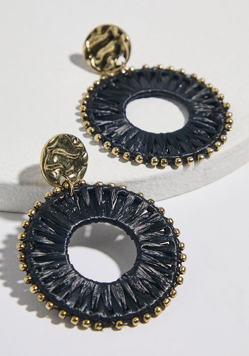 Aros colgantes con raffia y detalles dorados