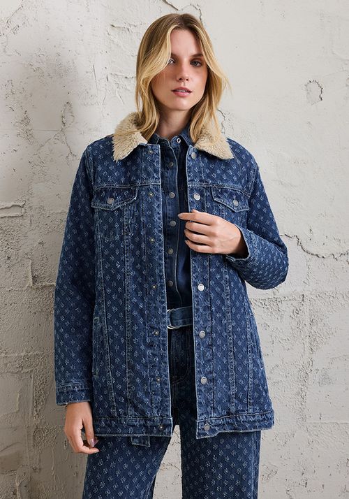 Chaqueta denim textura desagujada y cuerpo de sherpa