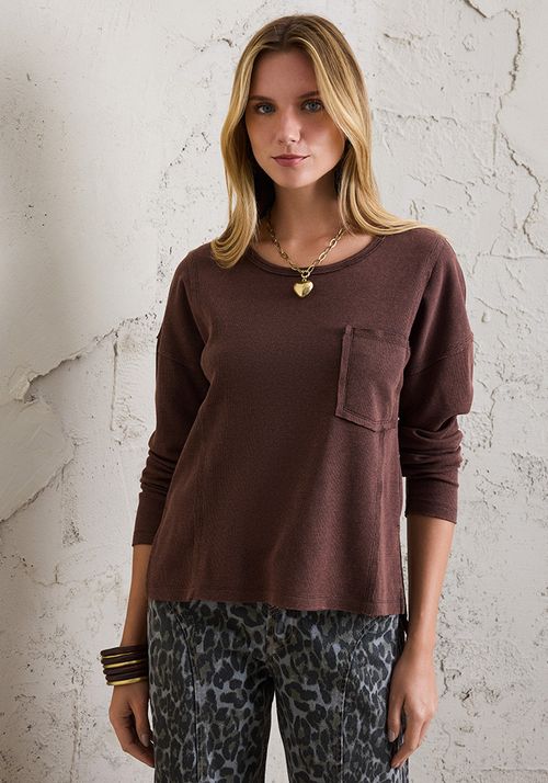 Polera suelta textura waffle look desteñido con bolsillo