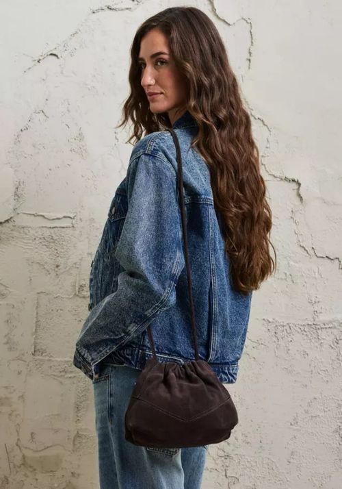 Cartera cross body bucket de gamuza