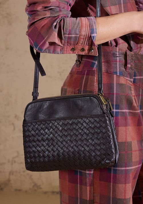 Cartera crossbody con diseño entramado