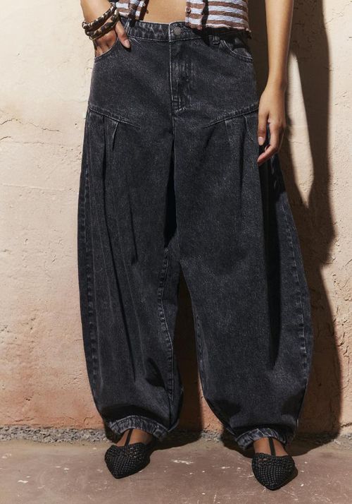 Jeans balloon con pinzas efecto nevado