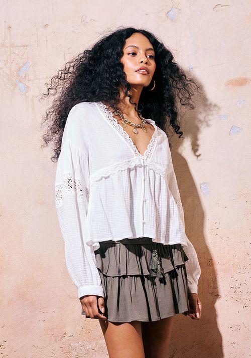 Blusa con aplicación de macramé textura rustica